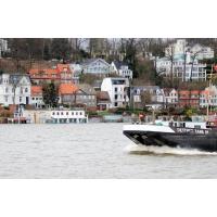 4255_0754 Sturmflut an der Elbe bei Hamburg Oevelgoenne, Schiffsbug auf dem Fluss. | Hochwasser in Hamburg - Sturmflut.